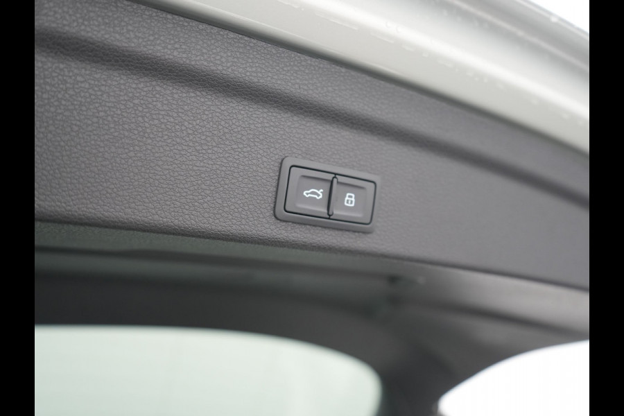 Audi Q3 Sportback 45 TFSI e 2x S Line PHEV 245pk Dealer O.H | Adaptive Cruise | Camera | Blis | Matrix LED | Sportstoelen Verwarmd | Sfeerverlichting | Navigatie | DAB | 20"L.M | Virtual | Plug In Hybrid |