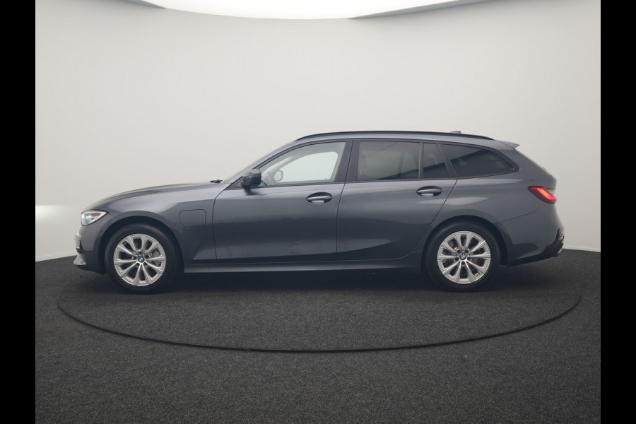 BMW 3 Serie Touring 330e PHEV 293pk Dealer O.H. | Cruise Control | Camera | Stoelverwarming | Carplay | DAB | Navigatie | 17"L.M | Plug In Hybrid |