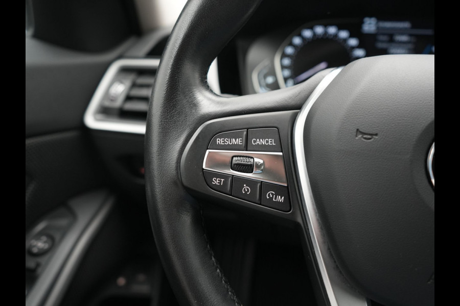 BMW 3 Serie Touring 330e PHEV 293pk Dealer O.H. | Cruise Control | Camera | Stoelverwarming | Carplay | DAB | Navigatie | 17"L.M | Plug In Hybrid |