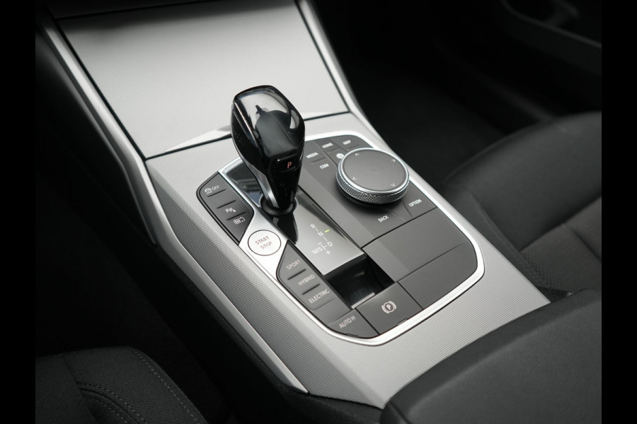 BMW 3 Serie Touring 330e PHEV 293pk Dealer O.H. | Cruise Control | Camera | Stoelverwarming | Carplay | DAB | Navigatie | 17"L.M | Plug In Hybrid |