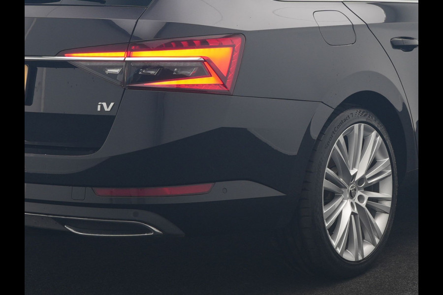 Škoda Superb Combi 1.4 TSI iV Laurin & Klement PHEV 218pk Dealer O.H. | Trekhaak Af Fabriek | Panodak | Adaptive Cruise | 360 Camera | Lederen Comfortstoelen Memory & Ventilatie | Canton Audio | Crystal LED | Stoelen & Stuur Verwarmd | Apple Carplay | Blis | DAB | Navigatie | 19"L.M | Plug In Hybrid |