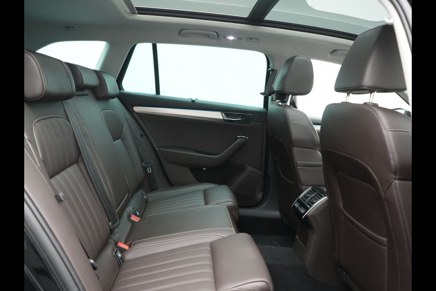 Škoda Superb Combi 1.4 TSI iV Laurin & Klement PHEV 218pk Dealer O.H. | Trekhaak Af Fabriek | Panodak | Adaptive Cruise | 360 Camera | Lederen Comfortstoelen Memory & Ventilatie | Canton Audio | Crystal LED | Stoelen & Stuur Verwarmd | Apple Carplay | Blis | DAB | Navigatie | 19"L.M | Plug In Hybrid |