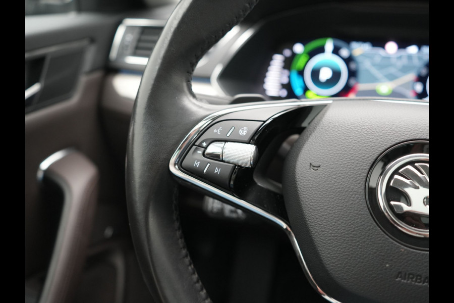 Škoda Superb Combi 1.4 TSI iV Laurin & Klement PHEV 218pk Dealer O.H. | Trekhaak Af Fabriek | Panodak | Adaptive Cruise | 360 Camera | Lederen Comfortstoelen Memory & Ventilatie | Canton Audio | Crystal LED | Stoelen & Stuur Verwarmd | Apple Carplay | Blis | DAB | Navigatie | 19"L.M | Plug In Hybrid |