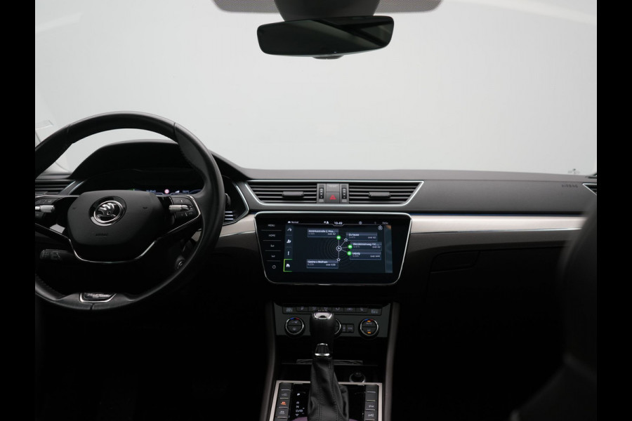 Škoda Superb Combi 1.4 TSI iV Laurin & Klement PHEV 218pk Dealer O.H. | Trekhaak Af Fabriek | Panodak | Adaptive Cruise | 360 Camera | Lederen Comfortstoelen Memory & Ventilatie | Canton Audio | Crystal LED | Stoelen & Stuur Verwarmd | Apple Carplay | Blis | DAB | Navigatie | 19"L.M | Plug In Hybrid |