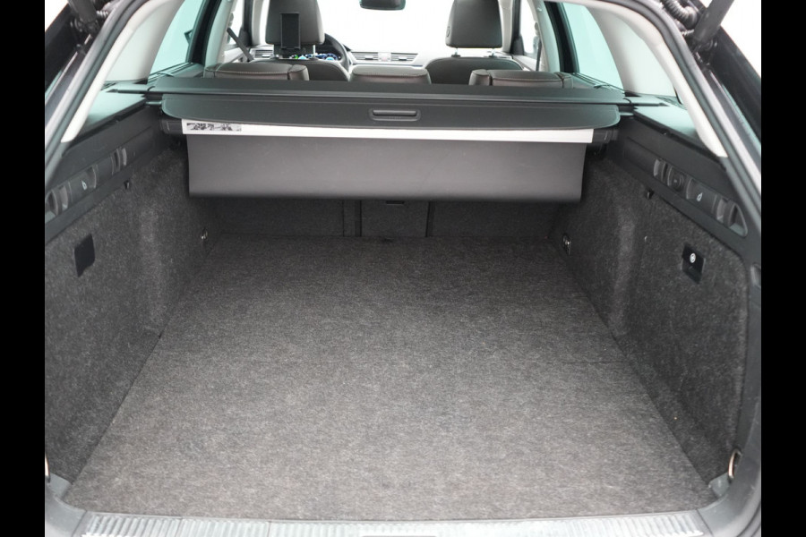 Škoda Superb Combi 1.4 TSI iV Laurin & Klement PHEV 218pk Dealer O.H. | Trekhaak Af Fabriek | Panodak | Adaptive Cruise | 360 Camera | Lederen Comfortstoelen Memory & Ventilatie | Canton Audio | Crystal LED | Stoelen & Stuur Verwarmd | Apple Carplay | Blis | DAB | Navigatie | 19"L.M | Plug In Hybrid |