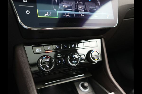 Škoda Superb Combi 1.4 TSI iV Laurin & Klement PHEV 218pk Dealer O.H. | Trekhaak Af Fabriek | Panodak | Adaptive Cruise | 360 Camera | Lederen Comfortstoelen Memory & Ventilatie | Canton Audio | Crystal LED | Stoelen & Stuur Verwarmd | Apple Carplay | Blis | DAB | Navigatie | 19"L.M | Plug In Hybrid |