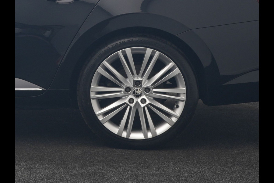 Škoda Superb Combi 1.4 TSI iV Laurin & Klement PHEV 218pk Dealer O.H. | Trekhaak Af Fabriek | Panodak | Adaptive Cruise | 360 Camera | Lederen Comfortstoelen Memory & Ventilatie | Canton Audio | Crystal LED | Stoelen & Stuur Verwarmd | Apple Carplay | Blis | DAB | Navigatie | 19"L.M | Plug In Hybrid |