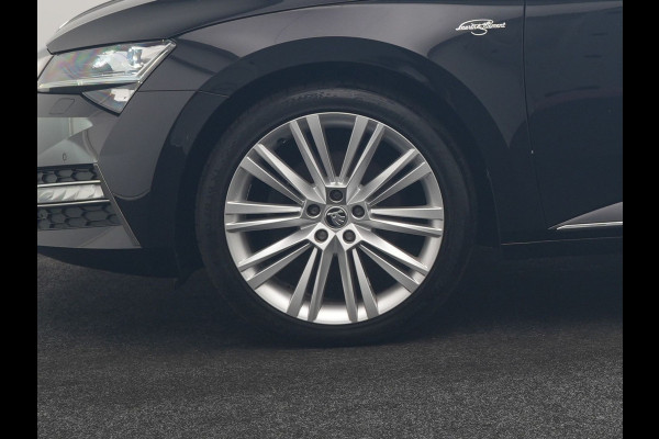 Škoda Superb Combi 1.4 TSI iV Laurin & Klement PHEV 218pk Dealer O.H. | Trekhaak Af Fabriek | Panodak | Adaptive Cruise | 360 Camera | Lederen Comfortstoelen Memory & Ventilatie | Canton Audio | Crystal LED | Stoelen & Stuur Verwarmd | Apple Carplay | Blis | DAB | Navigatie | 19"L.M | Plug In Hybrid |