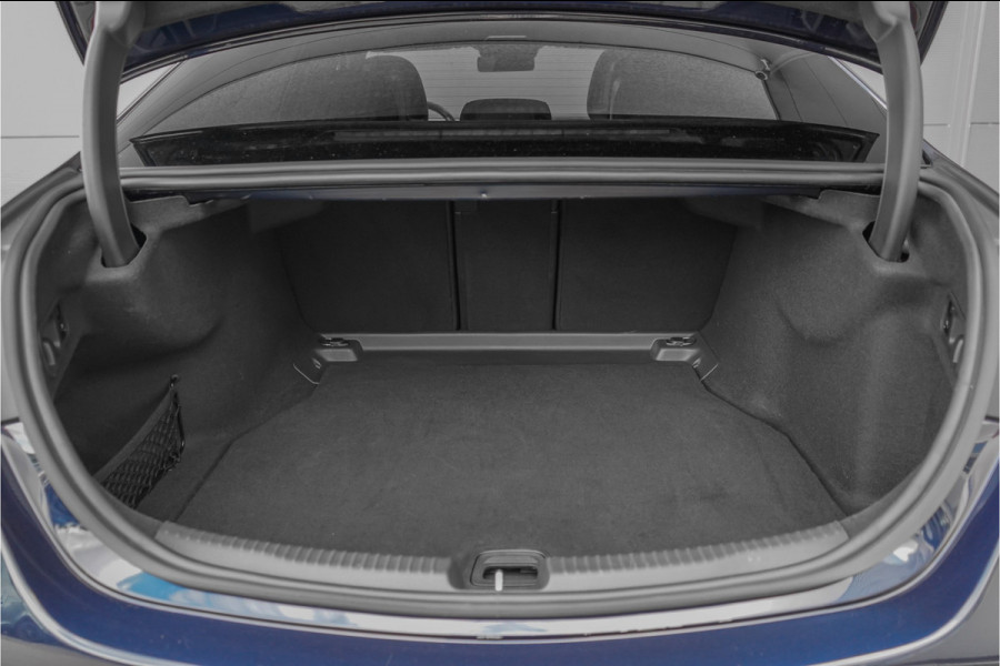 Mercedes-Benz C-Klasse 200 Launch Edition AMG Line Pano Trekhaak Camera Stoelverw