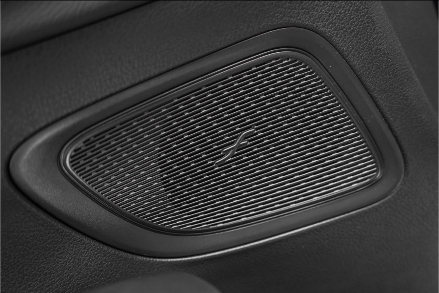 Mercedes-Benz C-Klasse 200 Launch Edition AMG Line Pano Trekhaak Camera Stoelverw