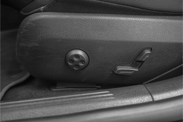 Mercedes-Benz C-Klasse 200 Launch Edition AMG Line Pano Trekhaak Camera Stoelverw