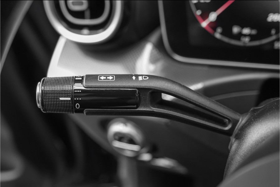 Mercedes-Benz C-Klasse 200 Launch Edition AMG Line Pano Trekhaak Camera Stoelverw