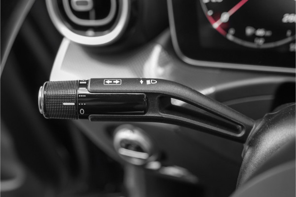 Mercedes-Benz C-Klasse 200 Launch Edition AMG Line Pano Trekhaak Camera Stoelverw