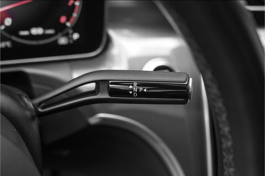 Mercedes-Benz C-Klasse 200 Launch Edition AMG Line Pano Trekhaak Camera Stoelverw