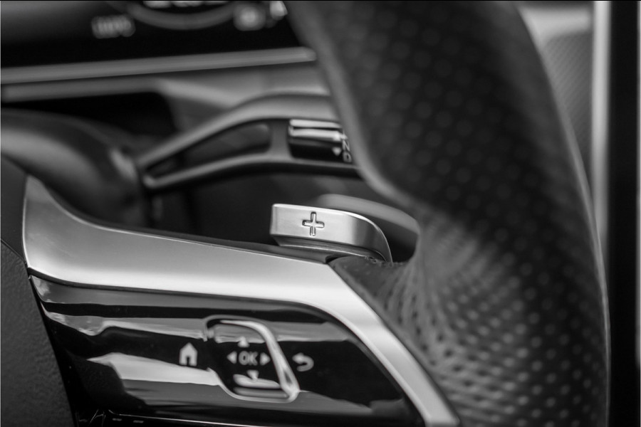 Mercedes-Benz C-Klasse 200 Launch Edition AMG Line Pano Trekhaak Camera Stoelverw
