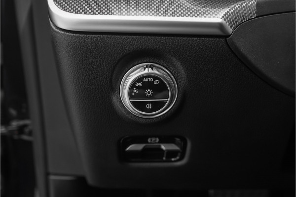 Mercedes-Benz C-Klasse 200 Launch Edition AMG Line Pano Trekhaak Camera Stoelverw