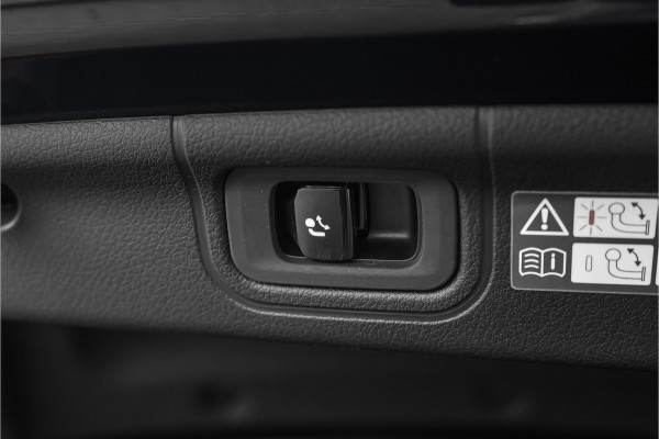 Mercedes-Benz C-Klasse 200 Launch Edition AMG Line Pano Trekhaak Camera Stoelverw