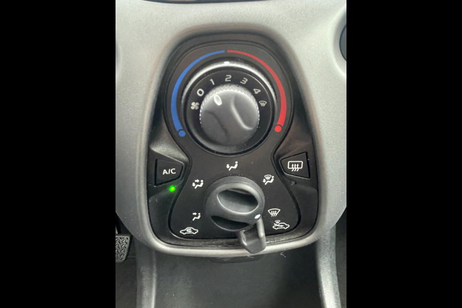 Toyota Aygo 1.0 VVT-i x-play limited | Org. NL-auto | Groot scherm | Camera.