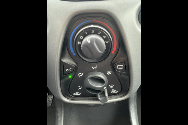 Toyota Aygo 1.0 VVT-i x-play limited | Org. NL-auto | Groot scherm | Camera.