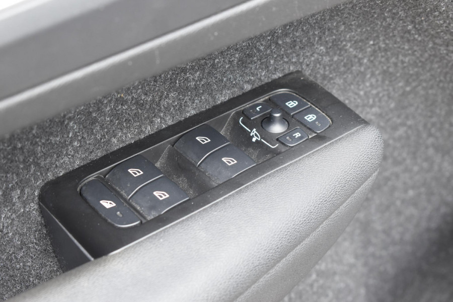 Volvo XC40 T5 262PK Recharge Inscription Expression / Adaptive Cruise Control / Stuur- & Stoelverwarming / Elektrische achterklep / Achteruitrijcamera / Trekhaak elektrisch uitklapbaar / Dodehoeksensor / 19"velgen / Parkeersensoren V+A