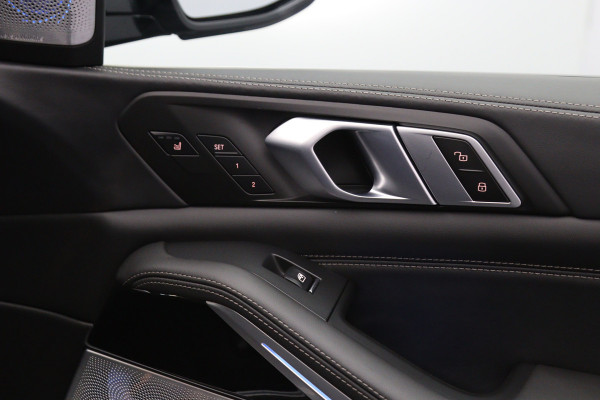 BMW X5 xDrive50e 490 PK M-Sport PHEV, Dravit Grau, Bowers & Wilkins Sound, Sky Lounge Panoramadak, Individual Leder, Soft-Close