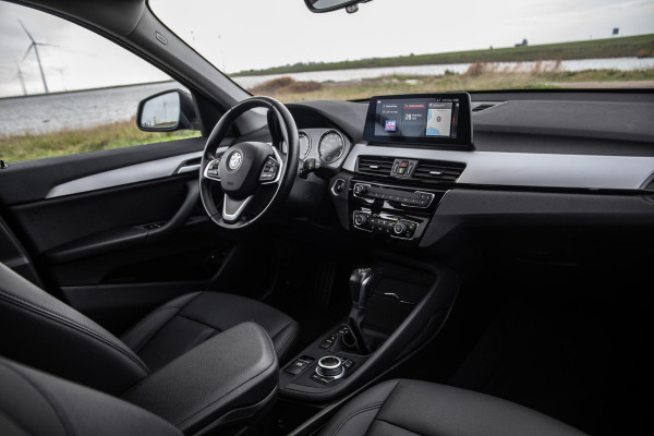 BMW X1 xDrive25e Executive CAMERA / CARPLAY / HEAD UP DISPLAY / LEDER / LED / CRUISE CONTROLE / STOELVERWARMING