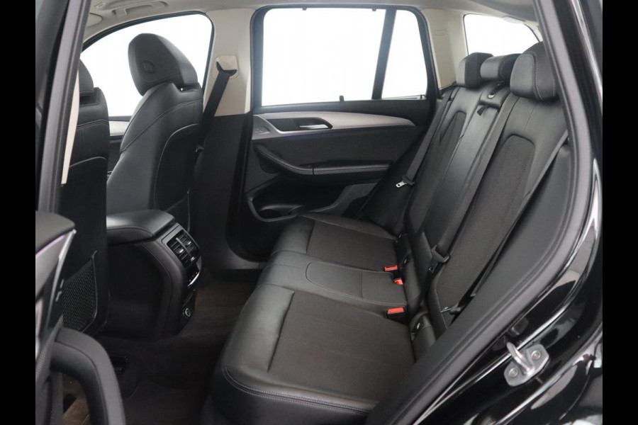 BMW X3 xDrive20i | Trekhaak | Panoramadak | Adaptive cruise | Half Leder | Head-up | Camera | Sfeerverlichting | Climate control | Stoelverwarming | Full LED |