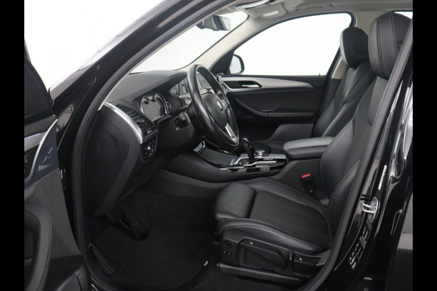 BMW X3 xDrive20i | Trekhaak | Panoramadak | Adaptive cruise | Half Leder | Head-up | Camera | Sfeerverlichting | Climate control | Stoelverwarming | Full LED |