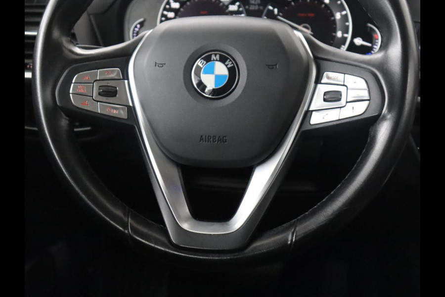 BMW X3 xDrive20i | Trekhaak | Panoramadak | Adaptive cruise | Half Leder | Head-up | Camera | Sfeerverlichting | Climate control | Stoelverwarming | Full LED |