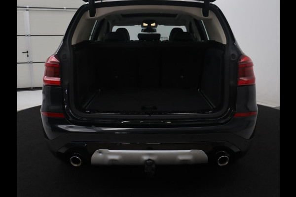 BMW X3 xDrive20i | Trekhaak | Panoramadak | Adaptive cruise | Half Leder | Head-up | Camera | Sfeerverlichting | Climate control | Stoelverwarming | Full LED |