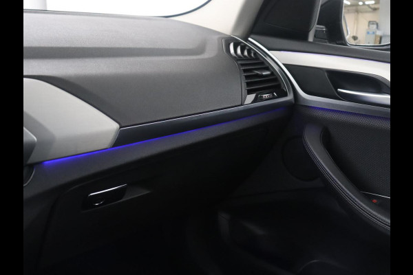 BMW X3 xDrive20i | Trekhaak | Panoramadak | Adaptive cruise | Half Leder | Head-up | Camera | Sfeerverlichting | Climate control | Stoelverwarming | Full LED |