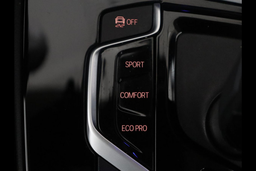 BMW X3 xDrive20i | Trekhaak | Panoramadak | Adaptive cruise | Half Leder | Head-up | Camera | Sfeerverlichting | Climate control | Stoelverwarming | Full LED |