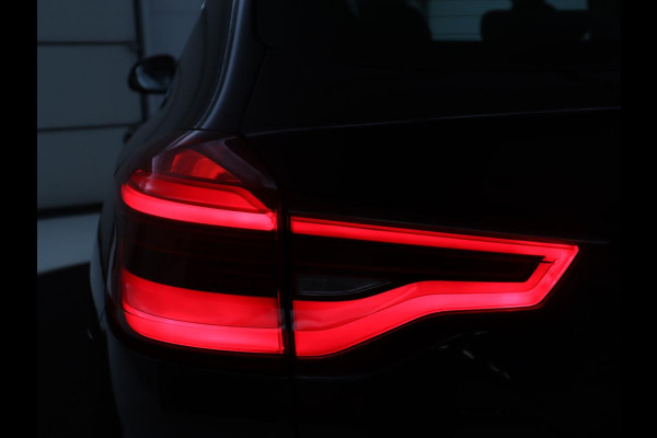 BMW X3 xDrive20i | Trekhaak | Panoramadak | Adaptive cruise | Half Leder | Head-up | Camera | Sfeerverlichting | Climate control | Stoelverwarming | Full LED |
