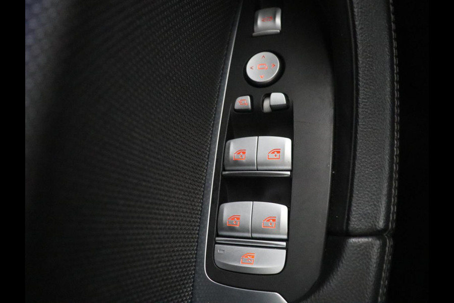 BMW X3 xDrive20i | Trekhaak | Panoramadak | Adaptive cruise | Half Leder | Head-up | Camera | Sfeerverlichting | Climate control | Stoelverwarming | Full LED |