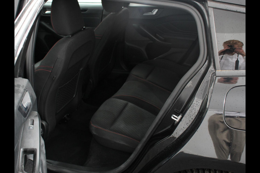 Ford FOCUS Wagon 1.0 EcoBoost Hybrid 155pk Automaat ST Line Navigatie Cruise Control Parkeer sensoren Lichtmetalen Velgen Extra Getint Glas
