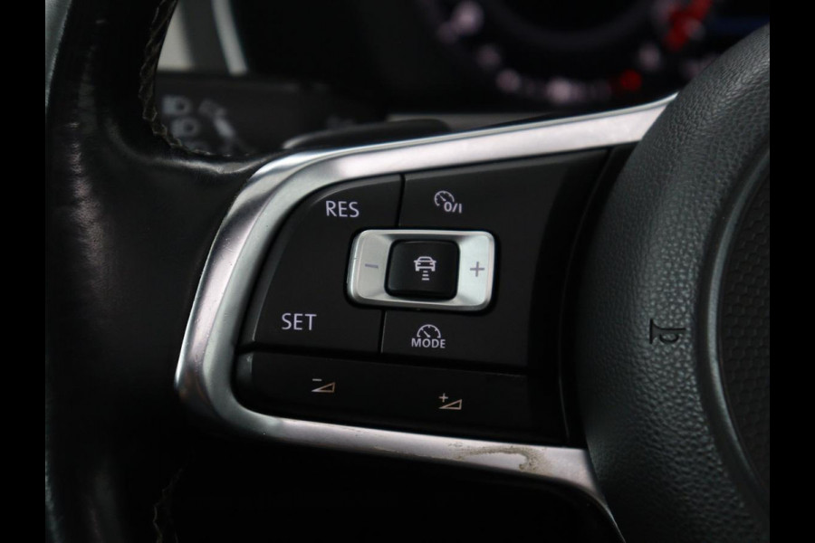 Volkswagen Arteon 1.5 TSI Business R | Panoramadak | Leder/alcantara | Stoelverwarming | Adaptive cruise | Carplay | Sfeerverlichting | Camera | Park assist | Trekhaak