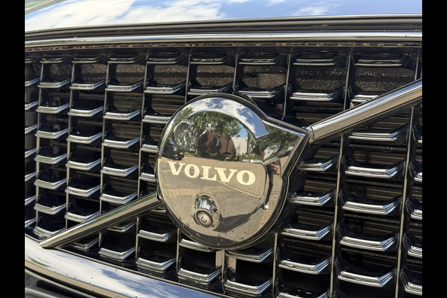 Volvo XC60 2.0 T8 Plug-in hybrid AWD Plus Dark LUCHTVERING| BOWERS & WILKINS| ELEKTRISCHE TREKHAAK| FULL OPTIONS| HEAD-UP DISPLAY| 360 CAMERA| ACHTERBANK VERWARMING| STOEL + STUURVERWARMING