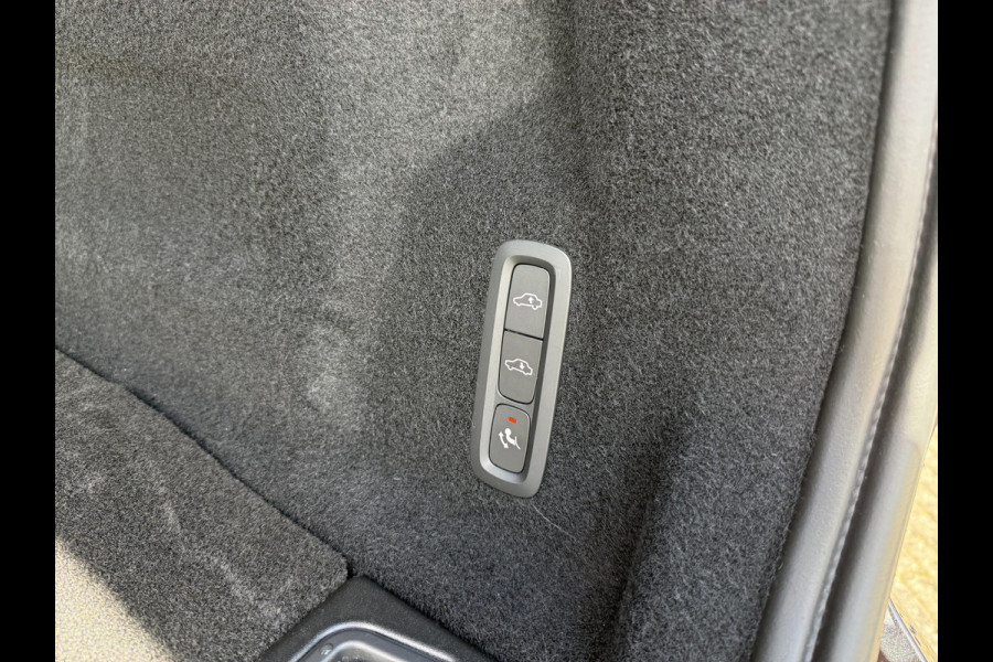 Volvo XC60 2.0 T8 Plug-in hybrid AWD Plus Dark LUCHTVERING| BOWERS & WILKINS| ELEKTRISCHE TREKHAAK| FULL OPTIONS| HEAD-UP DISPLAY| 360 CAMERA| ACHTERBANK VERWARMING| STOEL + STUURVERWARMING