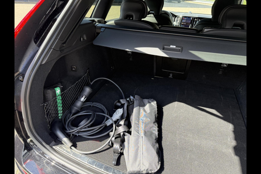 Volvo XC60 2.0 T8 Plug-in hybrid AWD Plus Dark LUCHTVERING| BOWERS & WILKINS| ELEKTRISCHE TREKHAAK| FULL OPTIONS| HEAD-UP DISPLAY| 360 CAMERA| ACHTERBANK VERWARMING| STOEL + STUURVERWARMING