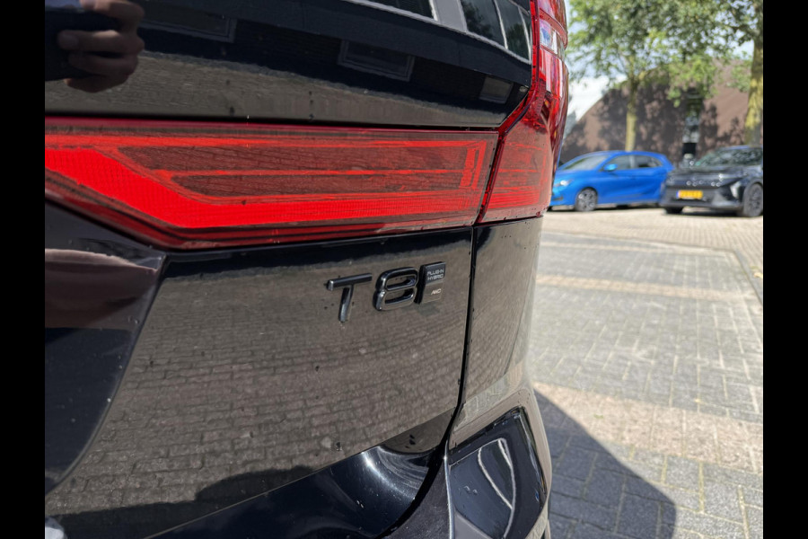 Volvo XC60 2.0 T8 Plug-in hybrid AWD Plus Dark LUCHTVERING| BOWERS & WILKINS| ELEKTRISCHE TREKHAAK| FULL OPTIONS| HEAD-UP DISPLAY| 360 CAMERA| ACHTERBANK VERWARMING| STOEL + STUURVERWARMING