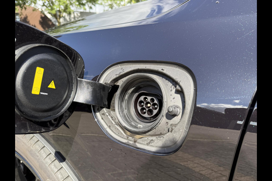 Volvo XC60 2.0 T8 Plug-in hybrid AWD Plus Dark LUCHTVERING| BOWERS & WILKINS| ELEKTRISCHE TREKHAAK| FULL OPTIONS| HEAD-UP DISPLAY| 360 CAMERA| ACHTERBANK VERWARMING| STOEL + STUURVERWARMING