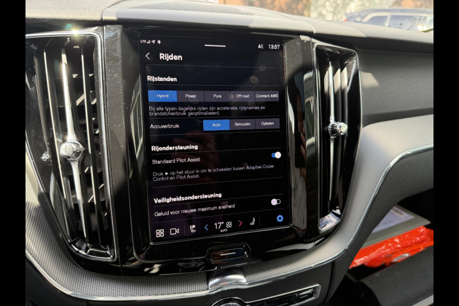 Volvo XC60 2.0 T8 Plug-in hybrid AWD Plus Dark LUCHTVERING| BOWERS & WILKINS| ELEKTRISCHE TREKHAAK| FULL OPTIONS| HEAD-UP DISPLAY| 360 CAMERA| ACHTERBANK VERWARMING| STOEL + STUURVERWARMING