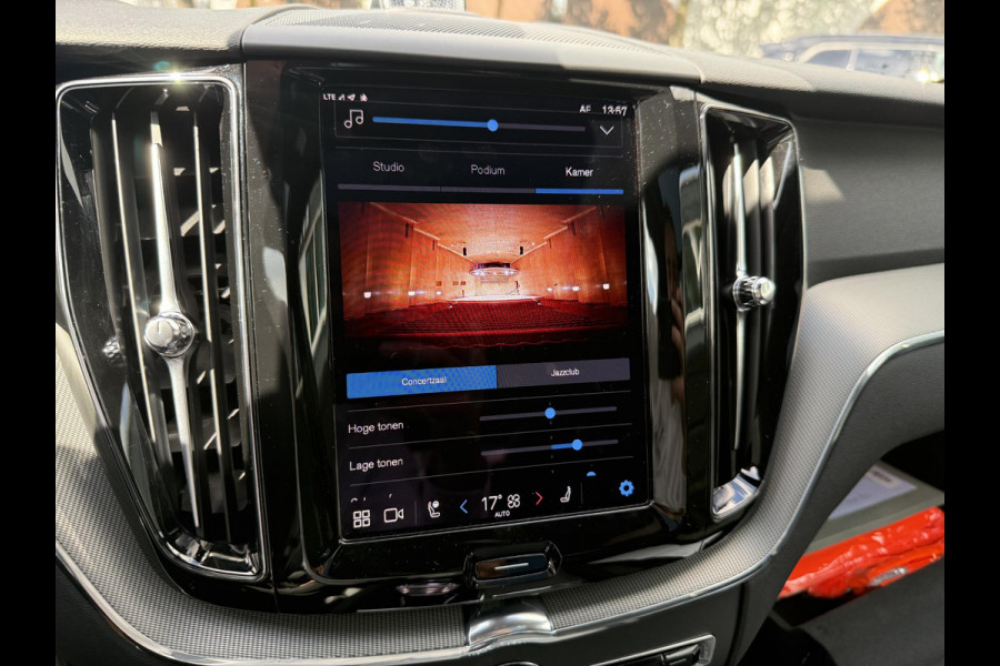 Volvo XC60 2.0 T8 Plug-in hybrid AWD Plus Dark LUCHTVERING| BOWERS & WILKINS| ELEKTRISCHE TREKHAAK| FULL OPTIONS| HEAD-UP DISPLAY| 360 CAMERA| ACHTERBANK VERWARMING| STOEL + STUURVERWARMING