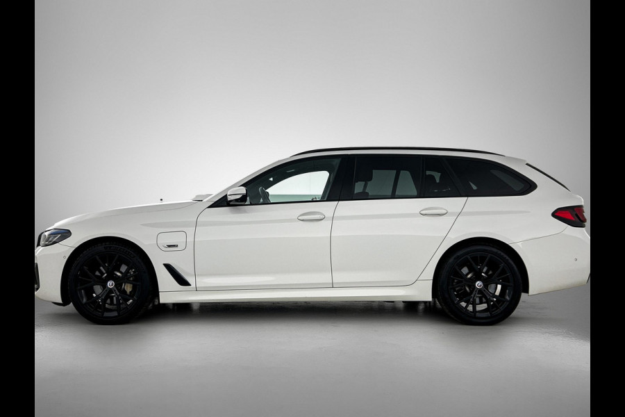 BMW 5 Serie Touring 530e M-Sport / Anniversary / X-Drive / / Harman Kardon / Panoramadak / Massagefunctie / Trekhaak / Leder-Sport / Apk 06-2028