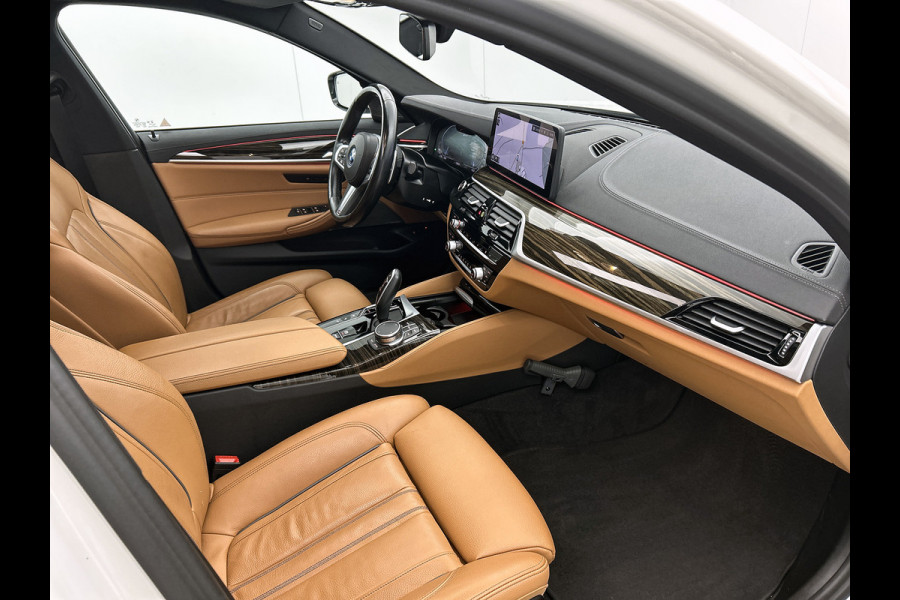 BMW 5 Serie Touring 530e M-Sport / Anniversary / X-Drive / / Harman Kardon / Panoramadak / Massagefunctie / Trekhaak / Leder-Sport / Apk 06-2028