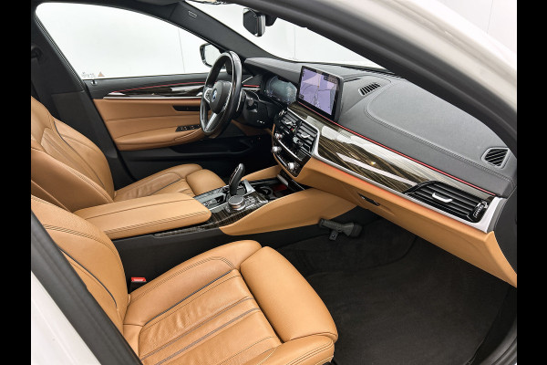 BMW 5 Serie Touring 530e M-Sport / Anniversary / X-Drive / / Harman Kardon / Panoramadak / Massagefunctie / Trekhaak / Leder-Sport / Apk 06-2028