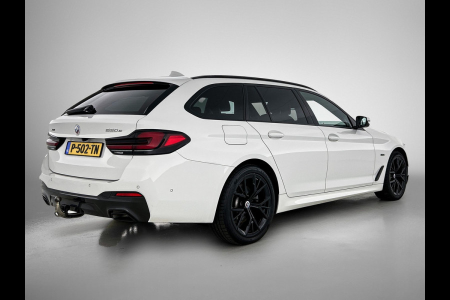 BMW 5 Serie Touring 530e M-Sport / Anniversary / X-Drive / / Harman Kardon / Panoramadak / Massagefunctie / Trekhaak / Leder-Sport / Apk 06-2028