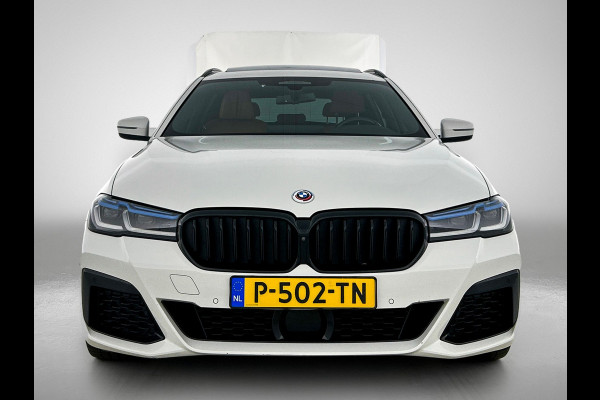 BMW 5 Serie Touring 530e M-Sport / Anniversary / X-Drive / / Harman Kardon / Panoramadak / Massagefunctie / Trekhaak / Leder-Sport / Apk 06-2028