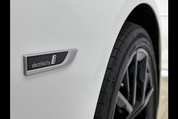 BMW 5 Serie Touring 530e M-Sport / Anniversary / X-Drive / / Harman Kardon / Panoramadak / Massagefunctie / Trekhaak / Leder-Sport / Apk 06-2028