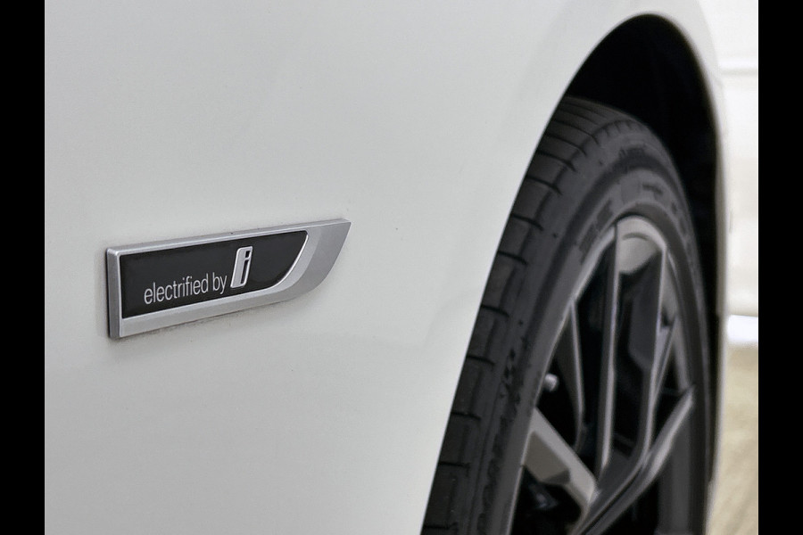 BMW 5 Serie Touring 530e M-Sport / Anniversary / X-Drive / / Harman Kardon / Panoramadak / Massagefunctie / Trekhaak / Leder-Sport / Apk 06-2028